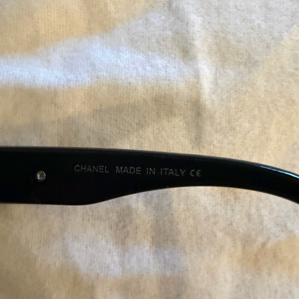 CHANEL Black Sunglasses with Logo - Picture 5 of 7